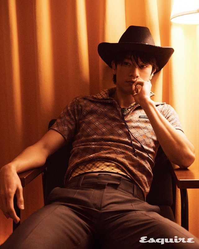 체크 톱, 이너 체크 톱, 팬츠, 브리프 모두 가격 미정 미우미우. 해트 가격 미정 루이 비통. 볼로 타이 에디터 소장품.