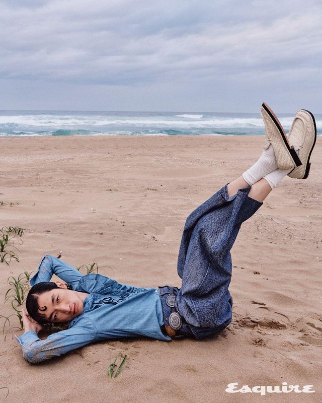 데님 턱시도 셔츠 28만원대 리바이스. 데님 자카르 팬츠, 로퍼 모두 가격 미정 보테가 베네타. 벨트, 삭스 모두 에디터 소장품.