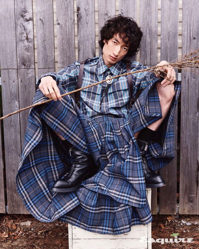 체크 셔츠 가격 미정, 체크 킬트 스커트 295만원 모두 버버리. 부츠 181만원 맥퀸. 볼로 타이 4만9000원 마칭드럼스. 하네스, 삭스 에디터 소장품.