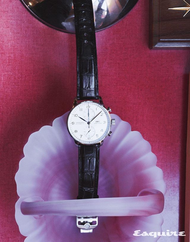 심플한 케이스와 슬림한 베젤이 특징. 촘촘한 눈금 프린트 르호로 스톱 타임을 보다 정확하게 읽을 수 있는 포르투기저 크로노그래프 가격 미정 IWC.