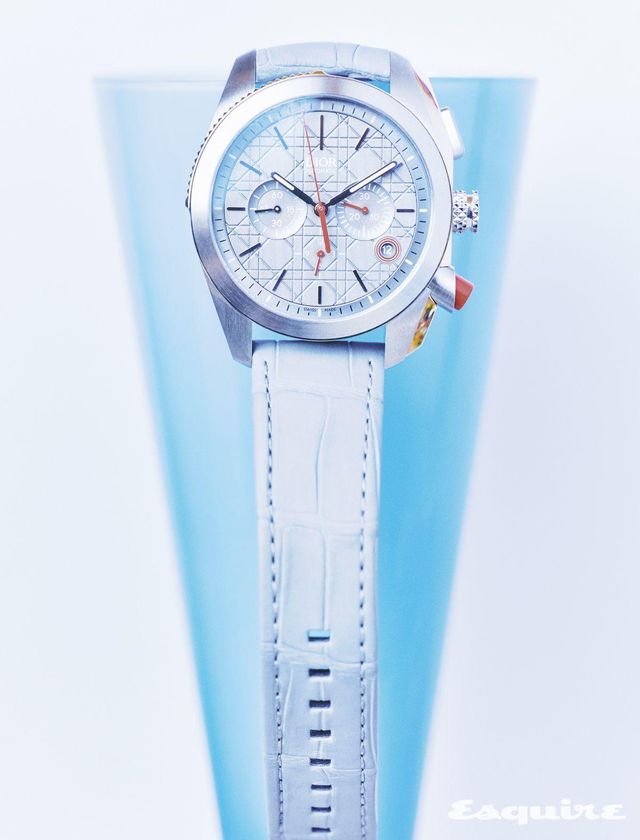 다이얼에 까나쥬 모티브를 섬세하게 스탬핑한 쉬프르 루즈 가격 미정 디올 타임피스.