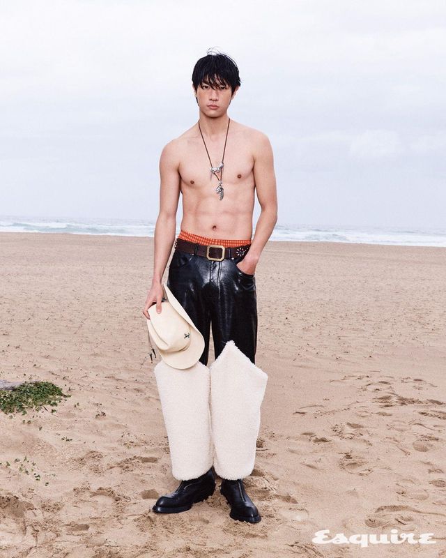 시어링 팬츠 59만4000원 르쥬. 부츠 181만원 맥퀸. 해트 가격 미정 루이 비통. 웨스턴 벨트, 네크리스 가격 미정 모두 벨앤누보. 브리프 에디터 소장품. 