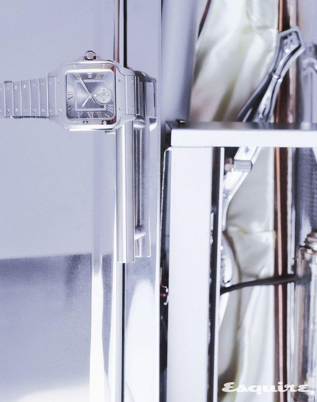 새틴 피니싱한 광선 모티브 다이얼의 산토스 드 까르띠에 듀얼 타임 1500만원대 까르띠에.