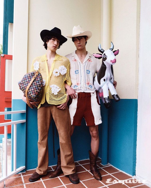 (왼쪽부터) 크로셰 셔츠 85만2000원 르쥬. 스웨이드 팬츠 가격 미정 디올 맨. 뮬 21만원 닥터마틴. 플리츠 레이어드 해트, 키폴 50 백 모두 가격 미정 루이 비통. 벨트 10만9000원 오픈와이와이. 셔츠 13만원대 리바이스. 니트 쇼츠 가격 미정 영앤생. 웨스턴 부츠 18만9000원 듀랑고 by 마칭드럼스. 해트 가격 미정 루이 비통.