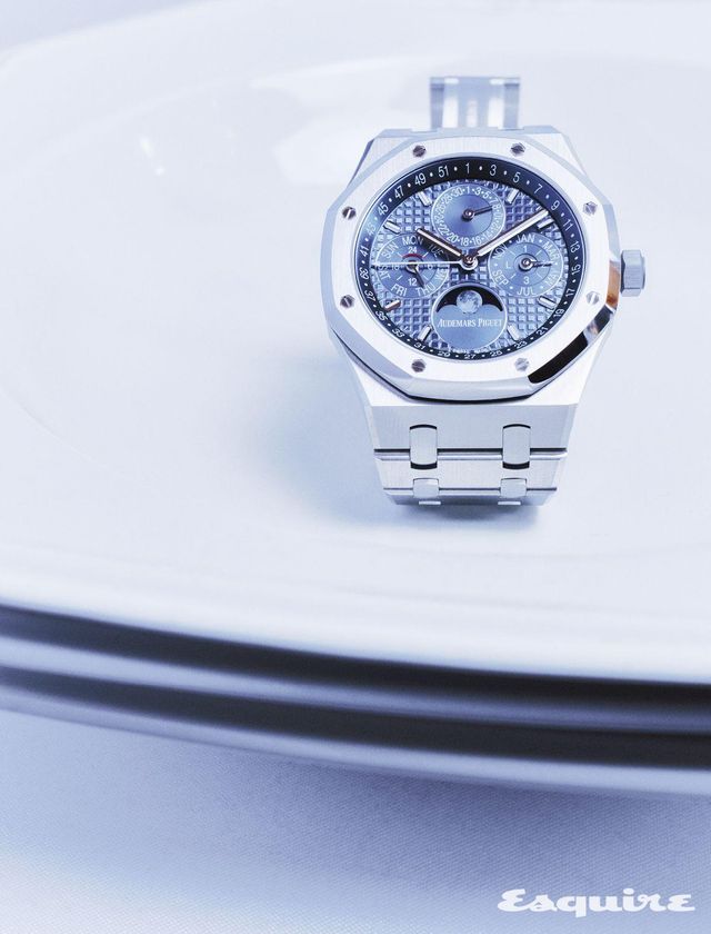 모든 기능을 조절하는 올인원 크라운의 로열 오크 셀프와인딩 퍼페추얼 캘린더 가격 미정 오데마 피게.