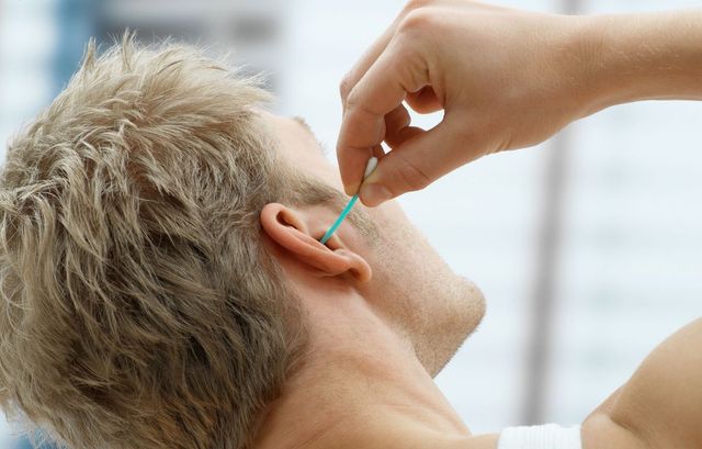 면봉보다는 시원한 바람으로 귓속 물기 말리기/ 출처 게티이미지