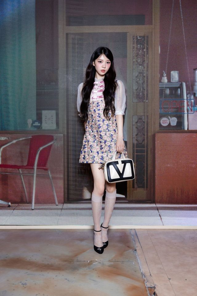 메종 발렌티노 2025 가을 컬렉션 팝업, 아일릿 모카