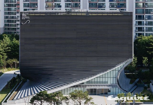 서울시립 사진미술관의 외관. 조리개가 열리는 순간과 사진의 기본 단위인 픽셀을 모티브로 했다.