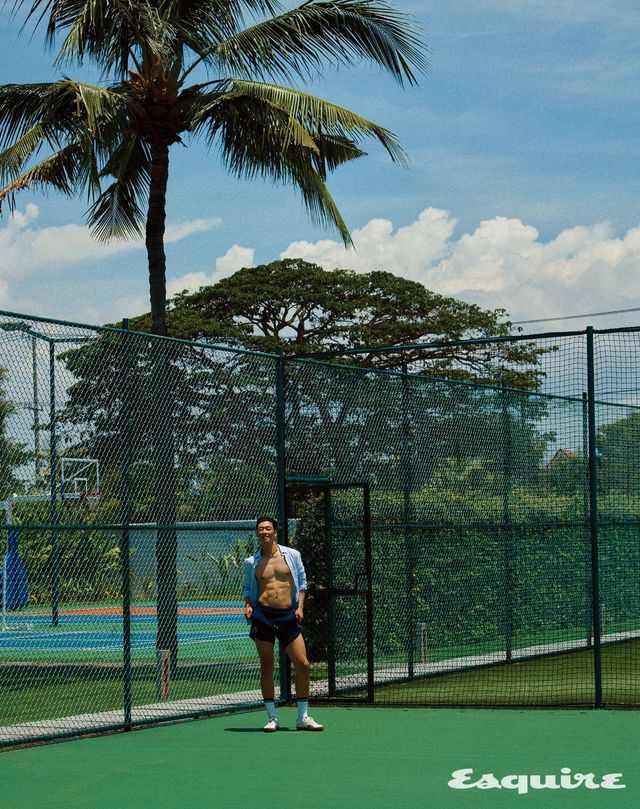 포플린 스트라이프 셔츠 19만9000원 라코스테. 네이비 테니스 쇼츠 12만9000원 라코스테 스포츠. 백슬램 스니커즈 12만9000원, 삭스 가격 미정 모두 라코스테.