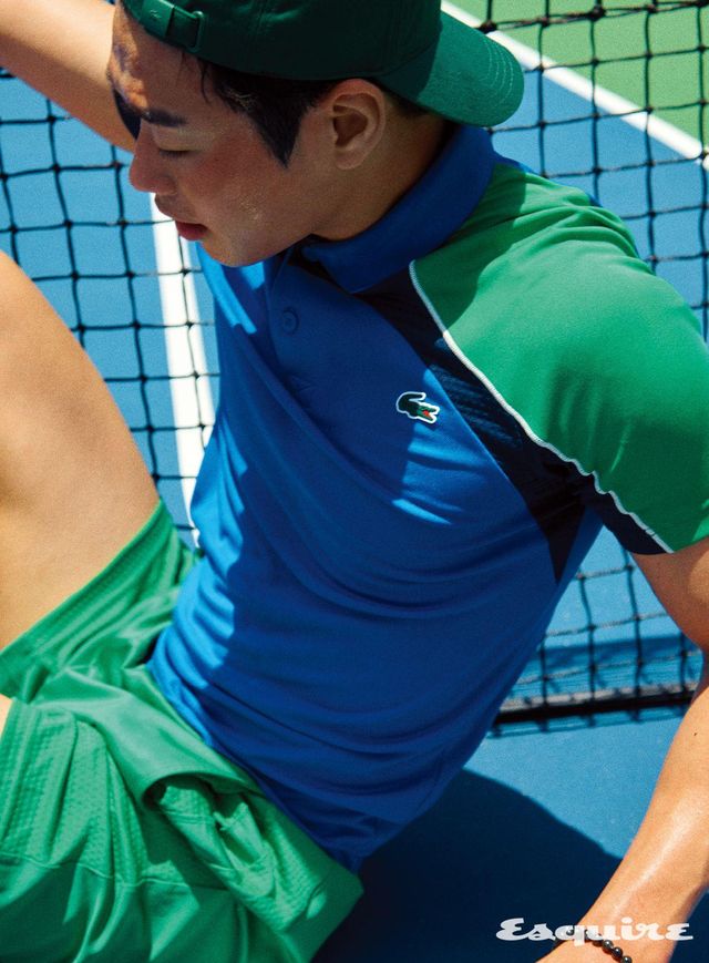 테니스 컬러 블록 폴로셔츠 15만9000원 컬러 포인트 테니스 쇼츠 11만9000원 모두 라코스테 스포츠. 자수 엠블럼 볼캡 7만9000원 라코스테. 