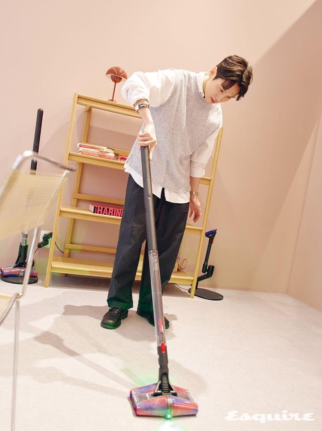 ‘라이프스타일 룸’에서 제품을 테스트해보고 있는 에스콰이어 클럽 멤버. 