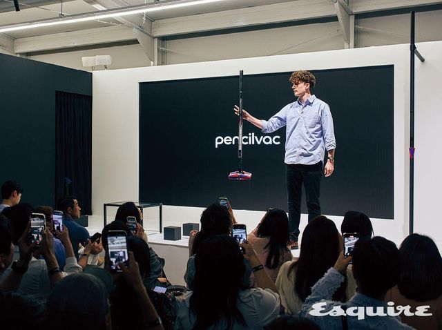 에스콰이어 클럽에서 소개된 다이슨의 신제품 청소기 펜슬백 플러피 콘. 