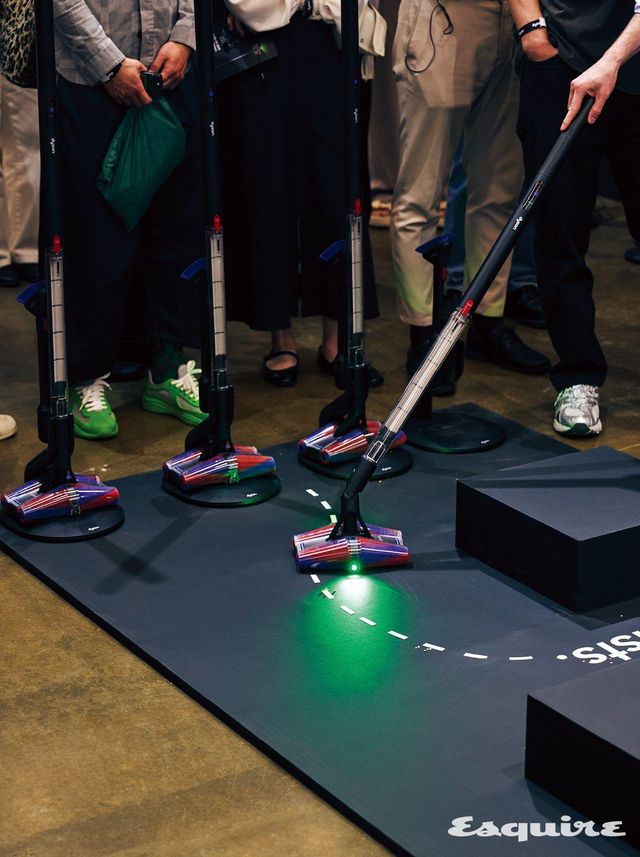 플러피 콘의 움직임 설계를 설명하는 다이슨 시니어 엔지니어링 매니저 네이슨 로슨 매클린. 