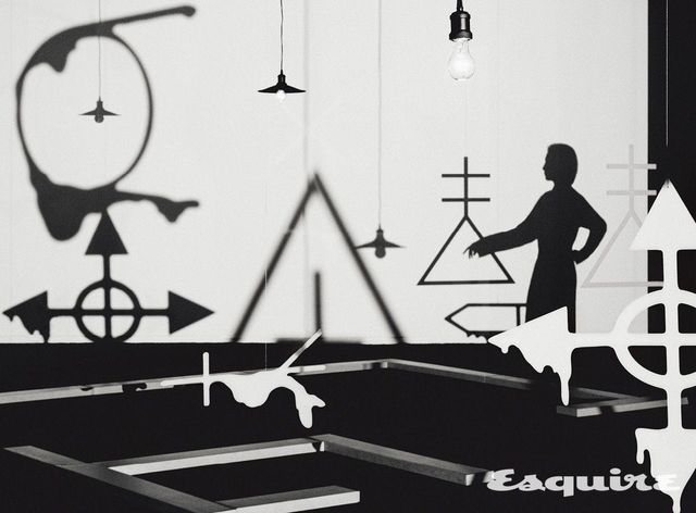 전시장에 달린 행잉 작품들은 전쟁과 관련한 상징이다. 가장 왼쪽, 팔을 벌리고 있는 듯한 원형 아이콘은 모르타르를, 십자 화살표 모양은 발목 지뢰를 상징하는 식이다. 몇몇 아이콘이 진득한 석유 부산물이 흘러내리는 듯한 형태로 변형된 것이 특징이다. 오른쪽에 있는 검은 형체는 김아영의 그림자다.