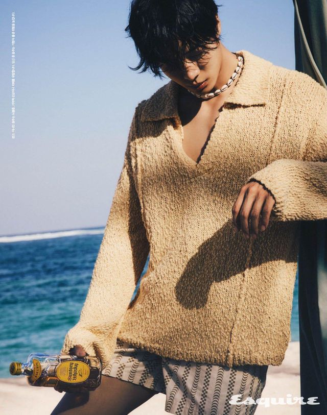 팬츠 반스. 톱, 네크리스 모두 스타일리스트 소장품. 산토리 가쿠빈 700ml/ 4만4800원.