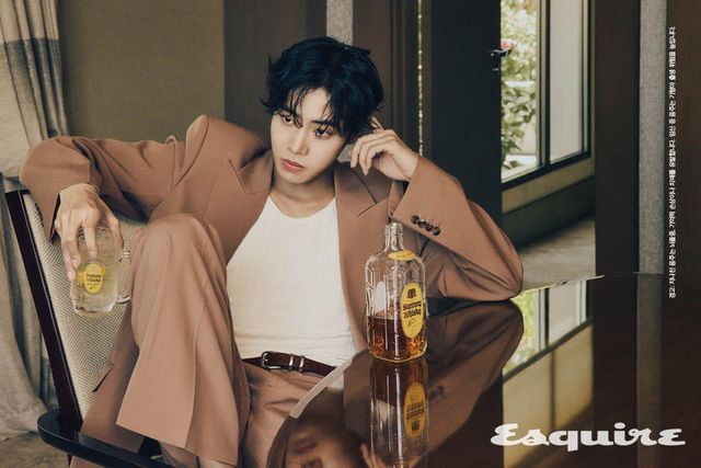 재킷, 팬츠 모두 렉토. 슬리브리스 톱, 벨트 모두 스타일리스트 소장품. 산토리 가쿠빈 700ml/ 4만4800원.