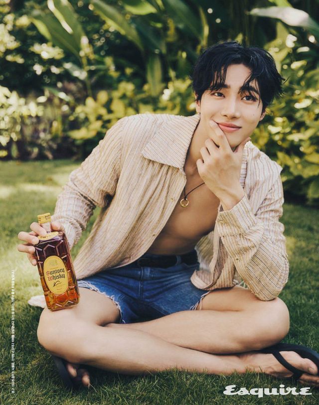 셔츠 아미리. 팬츠 엘무드. 슈즈 아치스. 네크리스 프로세스. 벨트 스타일리스트 소장품. 산토리 가쿠빈 700ml/ 4만4800원.