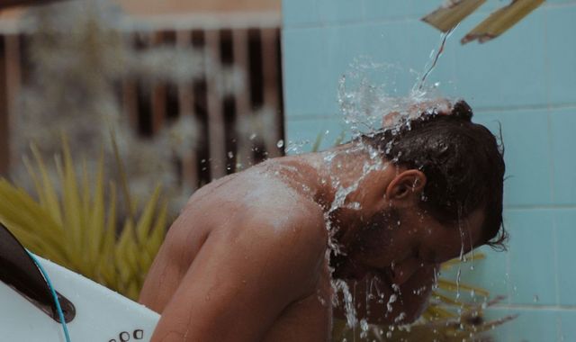 물놀이 후 첫 단계는 찬물 헹굼/ 출처 언스플래쉬