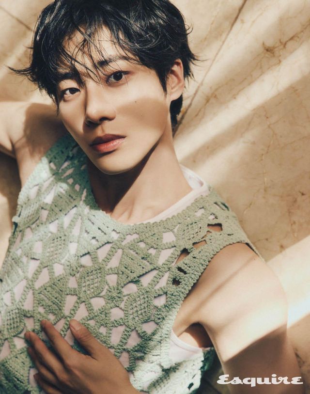 니트 베스트, 슬리브리스 톱 모두 스타일리스트 소장품.