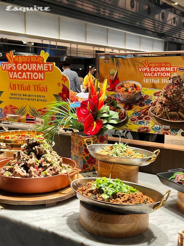 돼지고기 볶음인 파크라파오무쌉(오른쪽)과 돼지 등뼈찜인 랭쌥(왼쪽). 