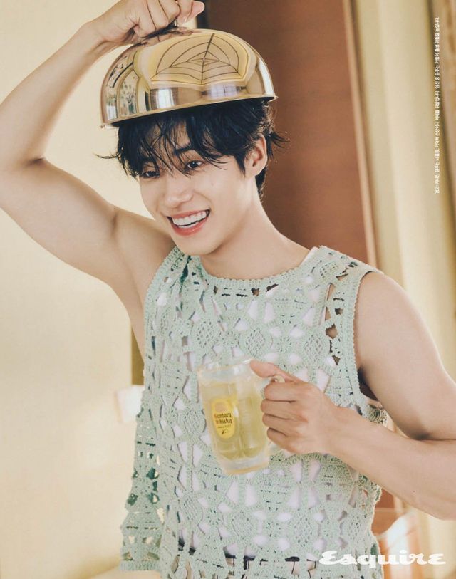 니트 베스트, 슬리브리스 톱, 팬츠 모두 스타일리스트 소장품.