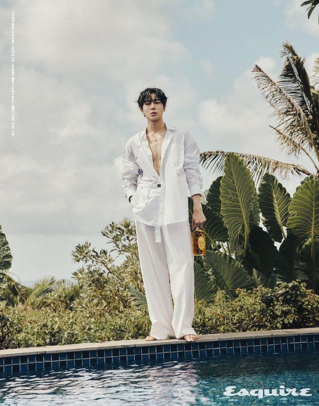 셔츠 준지. 팬츠, 네크리스 모두 스타일리스트 소장품. 산토리 가쿠빈 700ml/ 4만4800원.