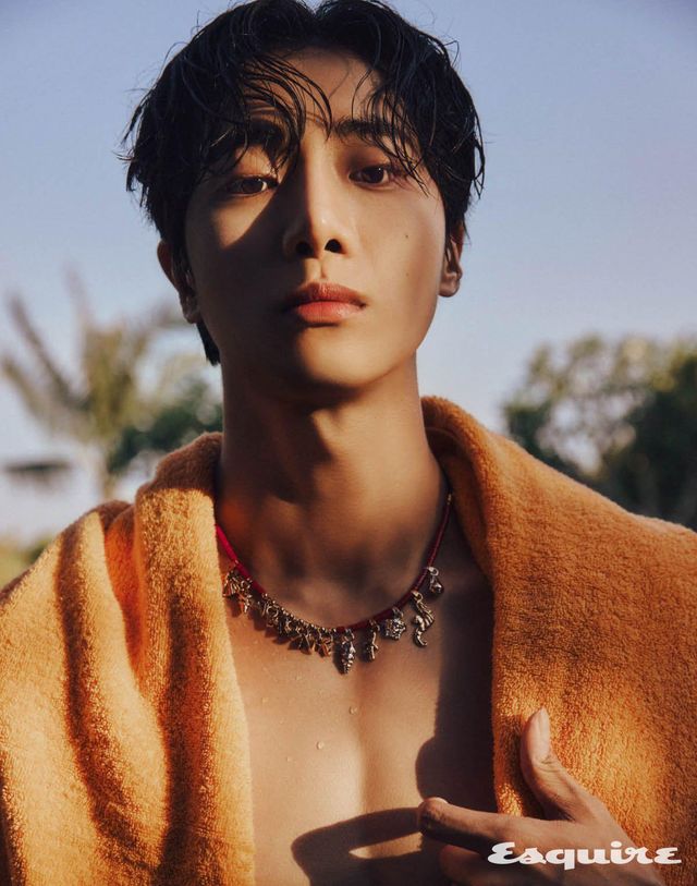 네크리스 베르사체. 비치 타월 물리아 발리.