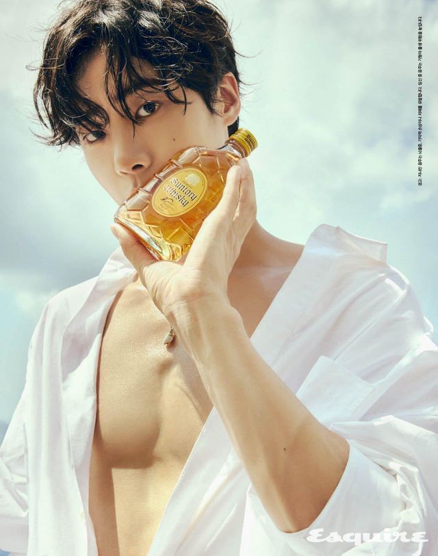 셔츠 준지. 네크리스 스타일리스트 소장품. 산토리 가쿠빈 미니 180ml/ 1만3000원.