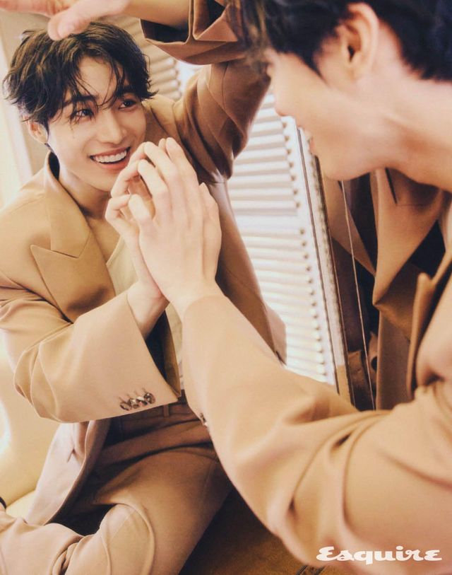 재킷, 팬츠 모두 렉토. 슬리브리스 톱 스타일리스트 소장품.