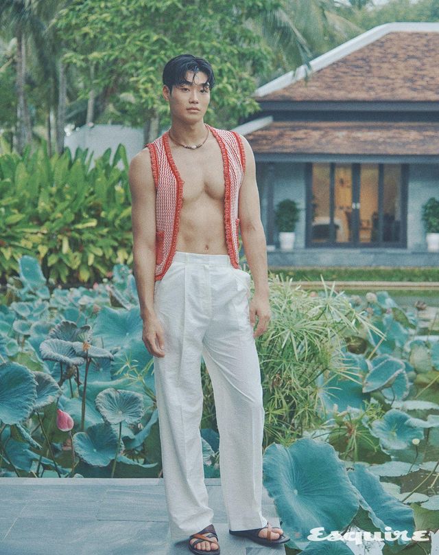 브이넥 니트 베스트 32만8000원, 리넨 스트레이트 팬츠 가격 미정 모두 잉크. 이카리아 샌들 100만원대 벨루티. 베이 스톤 네크리스 가격 미정 셀린느. 