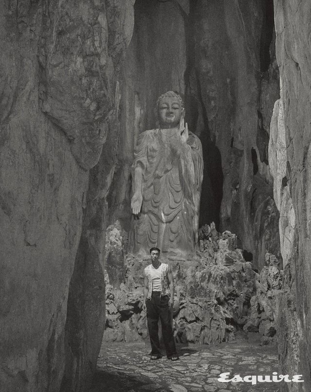 스노 플레이크 베스트 42만원 영앤생. 코튼 팬츠 가격 미정 에르메스. 플립플롭 가격 미정 하바이아나스. 펄 네크리스 가격 미정 셀린느. 슬리브리스 에디터 소장품.