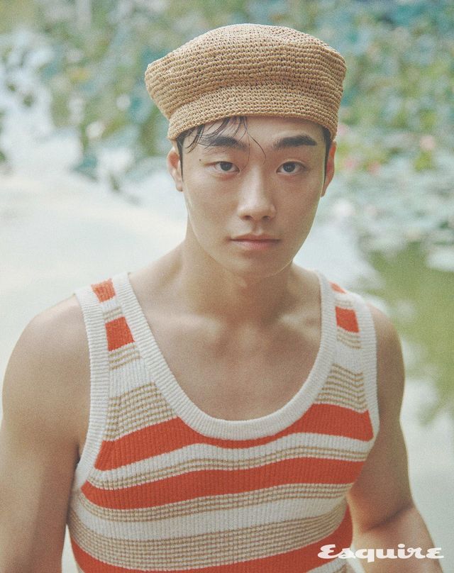 슬리브리스 니트 톱 100만원대 펜디. 스트로 해트 6만5000원 아르켓.