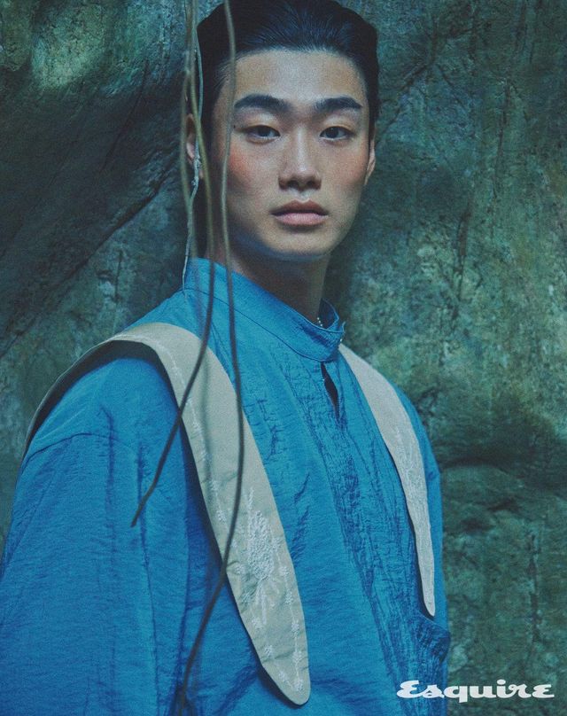 밴드 넥 풀오버 셔츠 21만9000원 르 17. 세일러칼라 스카프 24만8000원 잉크. 펄 네크리스 가격 미정 셀린느.