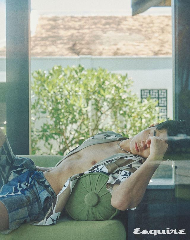 애너그램 실크 셔츠 270만원, 테리 코튼 자카르 쇼츠 99만원 모두 로에베. LV 세일러 네크리스 가격 미정 루이 비통.