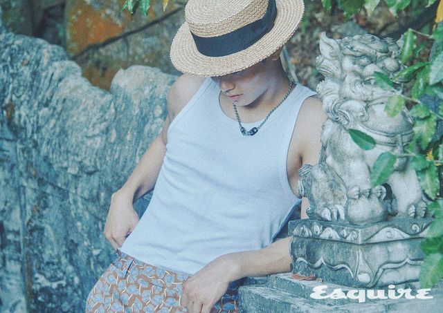 포피 프린트 팬츠 가격 미정 베르사체. 리본 스트로 해트 가격 미정 셀린느. 팔라듐 네크리스 가격 미정 에르메스. 슬리브리스 톱 에디터 소장품.