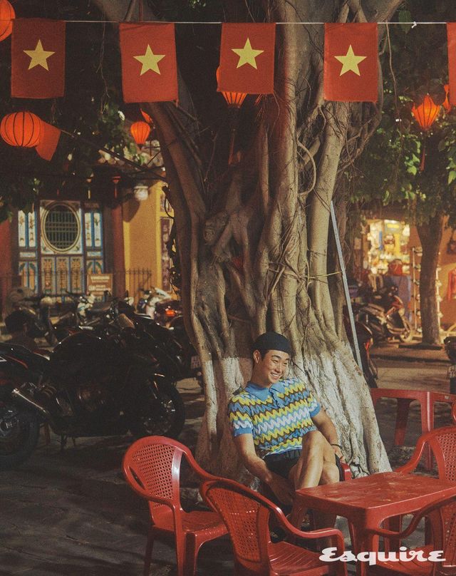 웨이브 니트 폴로셔츠 212만원 베르사체. 롤업 밴딩 쇼츠 23만8000원 렉토. 와치 캡 가격 미정 에르메스. 코브 브레이슬릿 가격 미정 톰 우드. 알론조 불리온 벨벳 슬리퍼 가격 미정 랄프 로렌 퍼플 라벨.