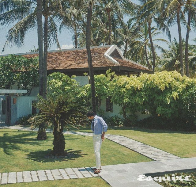 스트라이프 포플린 셔츠, 테일러드 팬츠, 네커치프 모두 가격 미정 랄프 로렌 퍼플 라벨. 이카리아 샌들 100만원대 벨루티.