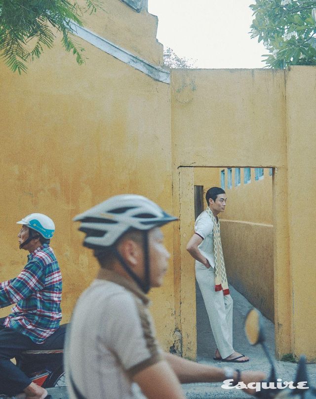 스트라이프 베스트, 파리 저지 티셔츠, 팬츠, 스카프 모두 가격 미정 셀린느. 플립플롭 가격 미정 하바이아나스.