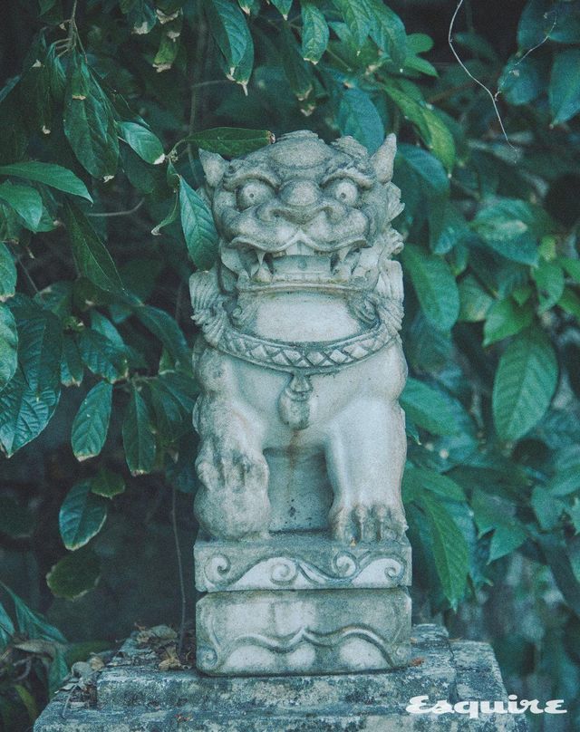 모노그램 실크 셔츠, LV 세일러 네크리스 모두 가격 미정 루이 비통. 팀스 스윔 브리프 6만9000원 아레나 스포츠.