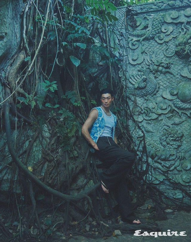 스노 플레이크 베스트 42만원 영앤생. 코튼 팬츠 가격 미정 에르메스. 플립플롭 가격 미정 하바이아나스. 펄 네크리스 가격 미정 셀린느. 슬리브리스 톱 에디터 소장품.