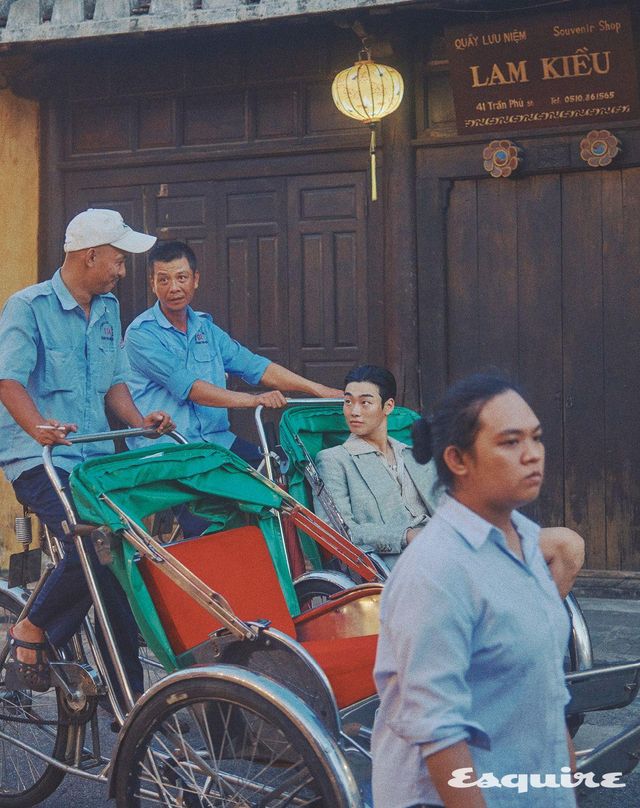 MA 쿼드 자카르 SB 재킷, 스트라이프 비디드 셔츠 모두 가격 미정 아미리. 버드 펜던트 네크리스 가격 미정 디올 맨.