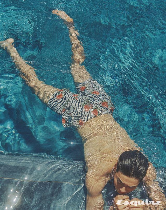 스윔 쇼츠 가격 미정 셀린느. LV 세일러 네크리스 가격 미정 루이 비통.