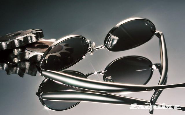 백 핸들에서 영감받은 사르딘 모티브를 템플에도 적용한 사르딘 오벌 선글라스 가격 미정 보테가 베네타. 