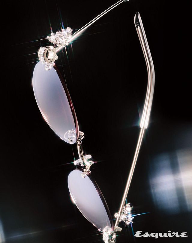 주얼리를 연상케 하는 장식이 눈길을 끄는 오로라 02 선글라스 36만원 젠틀몬스터. 