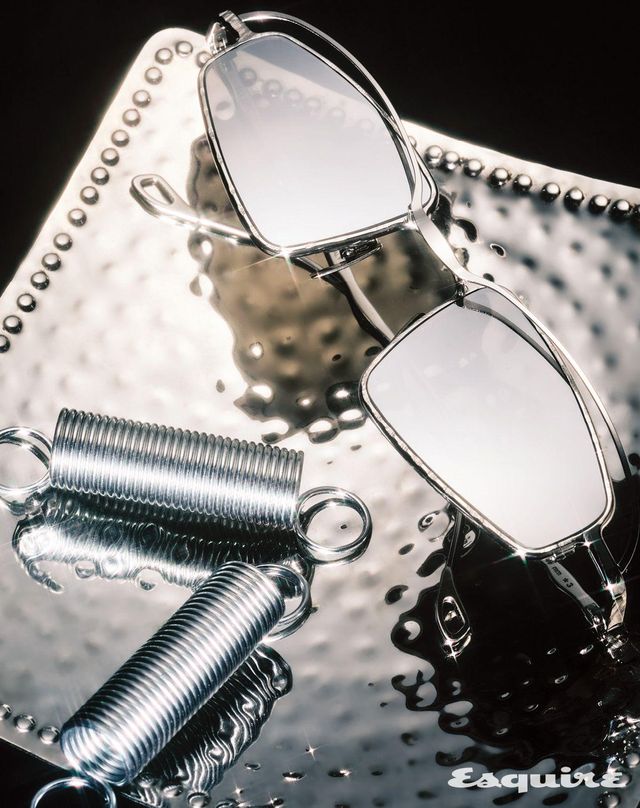 기하학적인 프레임으로 조형미를 살린 마스크 H73 SI 선글라스 67만원대 쿠보라움 by 블링크 아이웨어. 