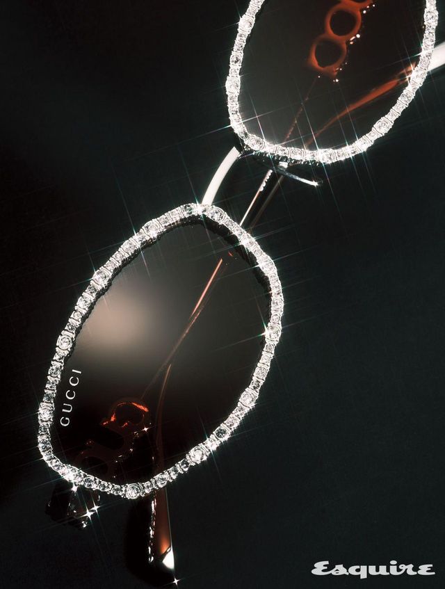 프레임을 크리스털로 장식해 화려하게 반짝이는 크리스털 오벌 선글라스 가격 미정 구찌.