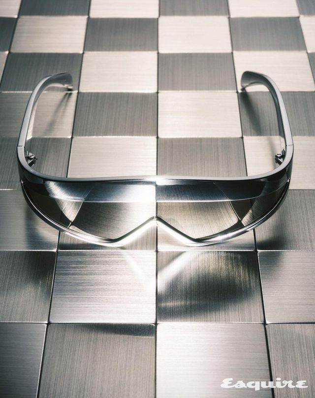 림을 하나로 이어 자외선을 완벽하게 차단하는 풀림 선글라스 65만4000원 프라다 by 에실로 룩소티카. 