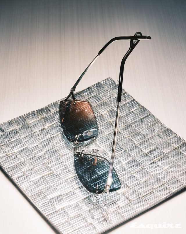 힌지에 클래식 C 드 까르띠에 모티프를 적용한 무테 프레임 선글라스 가격 미정 까르띠에.