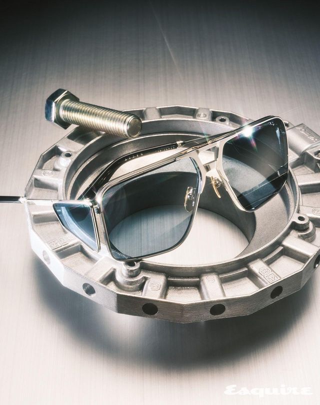 헤어라인이 새겨진 베타 티타늄 템플이 돋보이는 에이비에이터 선글라스 250만원대 자크 마리 마지 by 블링크 아이웨어. 