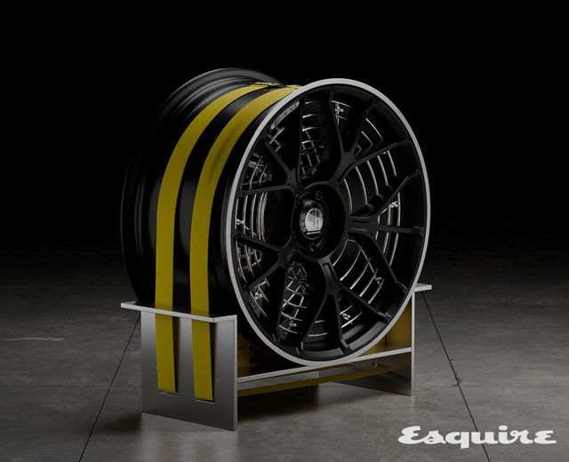  AMG 모델에 쓰이는 노란 안전벨트와 전용 휠을 그대로 가져다 만든 31kg짜리 팬 가격 미정 미스치프.